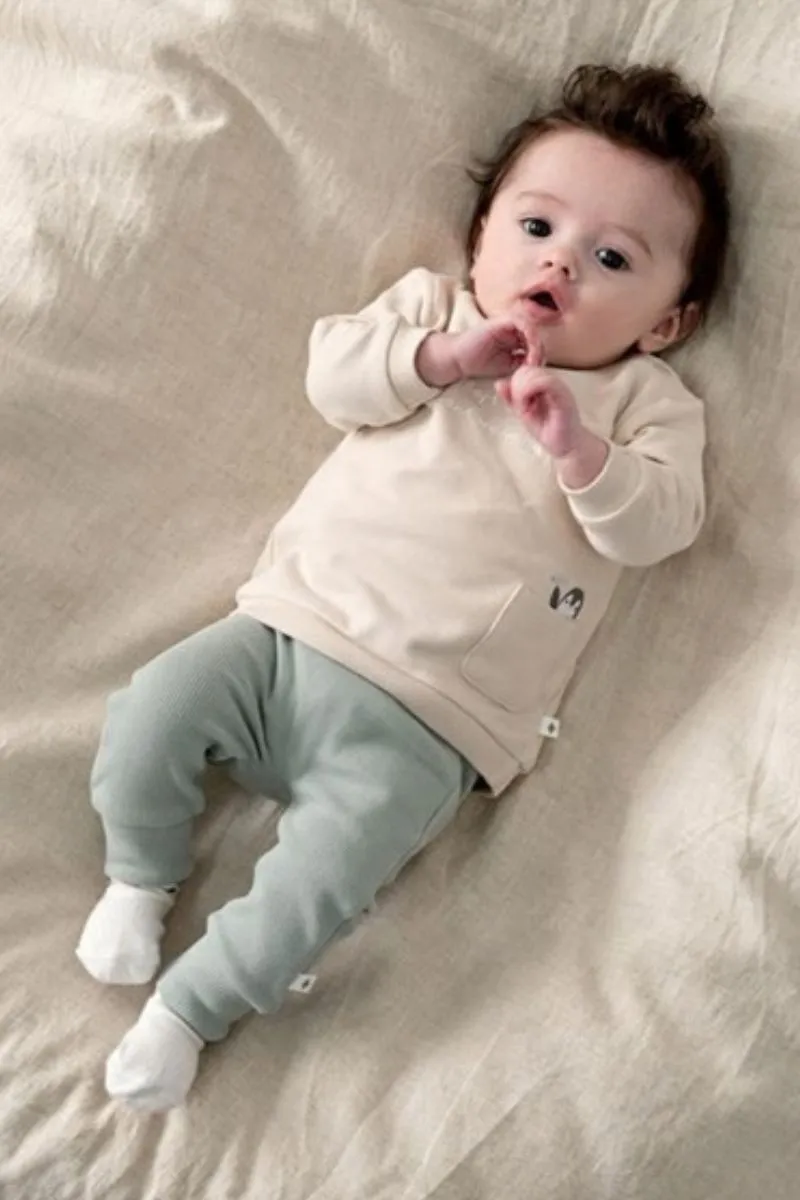 Feetje Broek Rib Penguin Cuddles zeegroen, babybroekje van ribstof met pinguïndetail